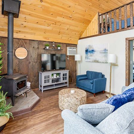 Quaint Loft Cabin W Hot Tub, Firepit, Deck & Grill Hedgesville Esterno foto