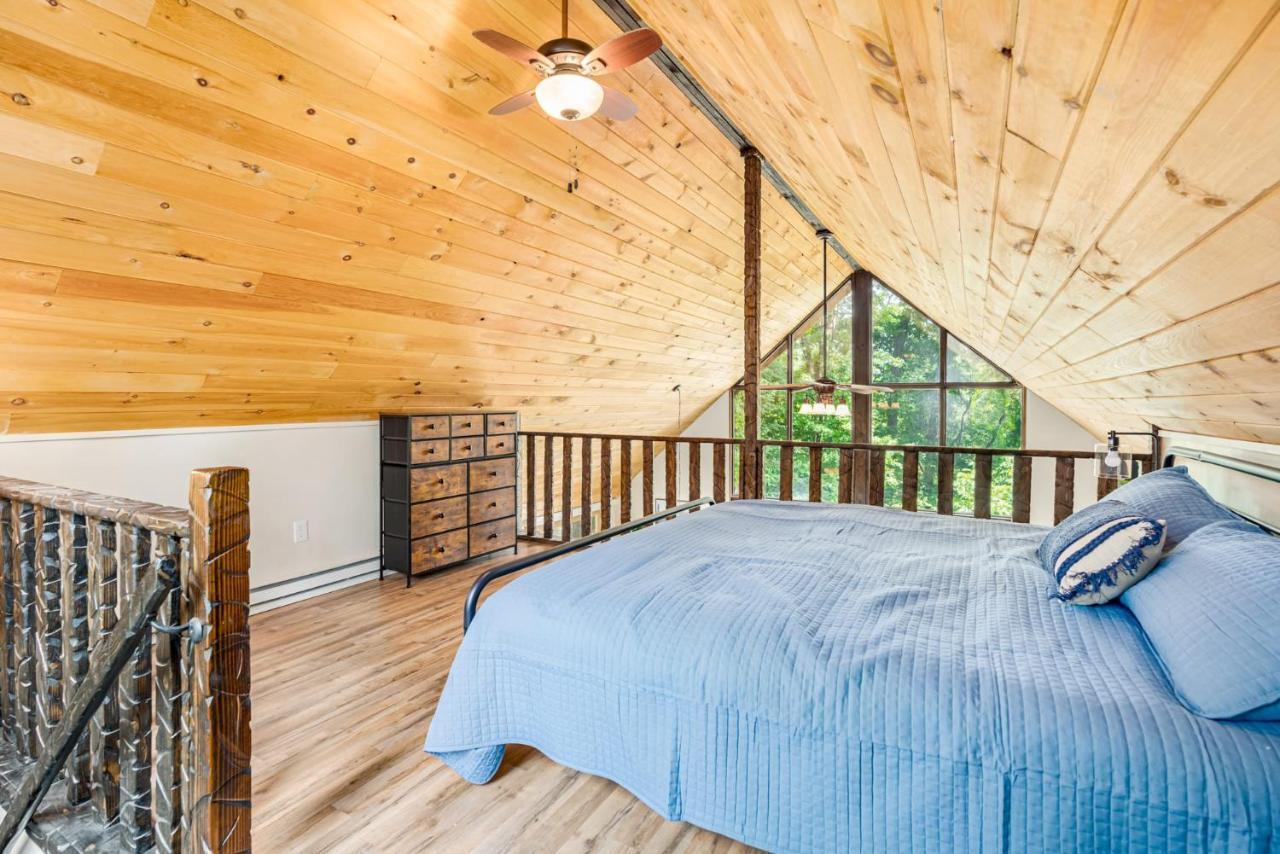 Quaint Loft Cabin W Hot Tub, Firepit, Deck & Grill Hedgesville Esterno foto