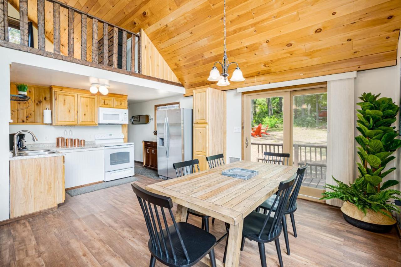 Quaint Loft Cabin W Hot Tub, Firepit, Deck & Grill Hedgesville Esterno foto