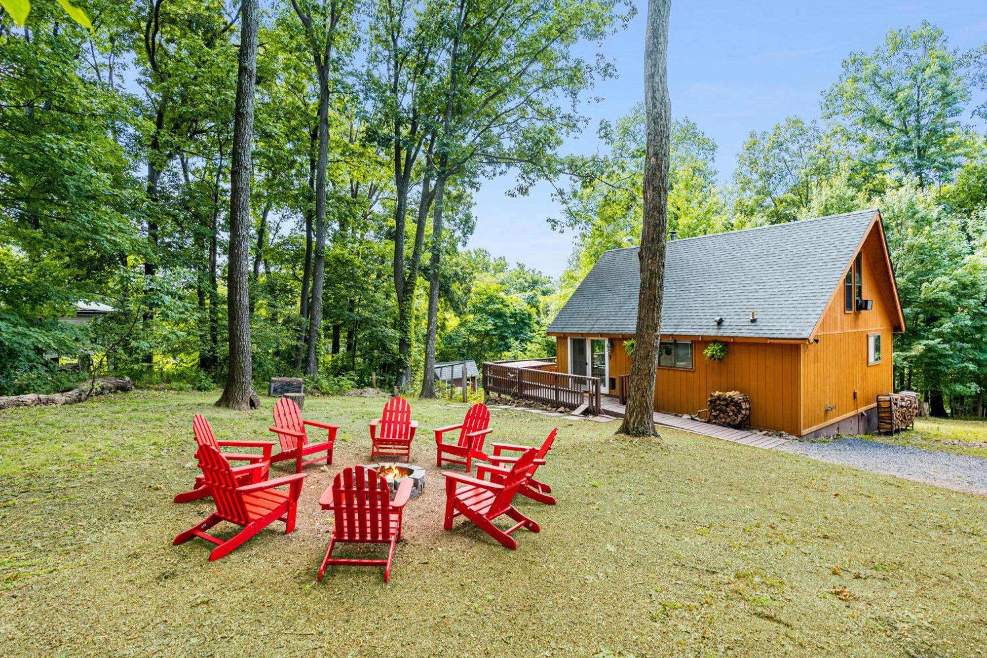 Quaint Loft Cabin W Hot Tub, Firepit, Deck & Grill Hedgesville Esterno foto