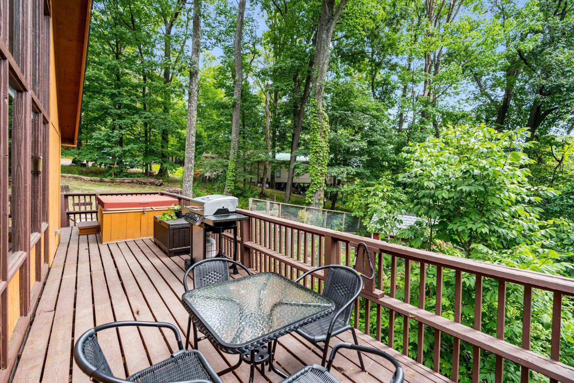 Quaint Loft Cabin W Hot Tub, Firepit, Deck & Grill Hedgesville Esterno foto