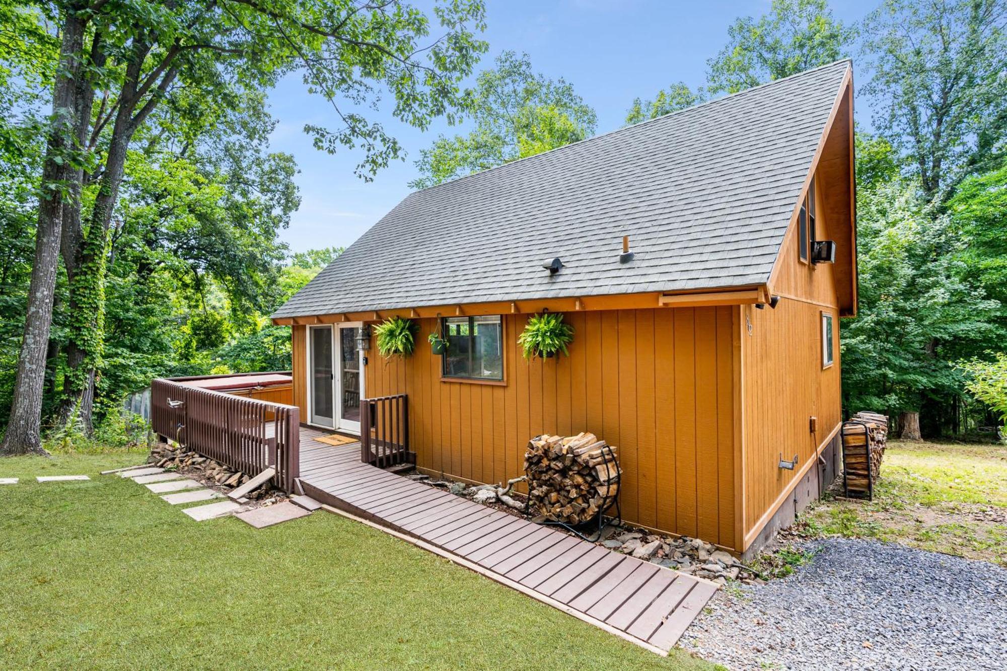 Quaint Loft Cabin W Hot Tub, Firepit, Deck & Grill Hedgesville Esterno foto
