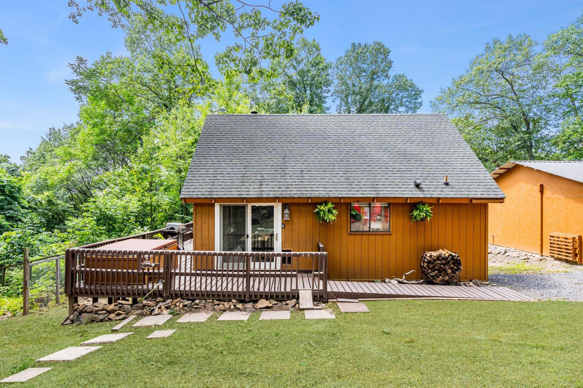 Quaint Loft Cabin W Hot Tub, Firepit, Deck & Grill Hedgesville Esterno foto
