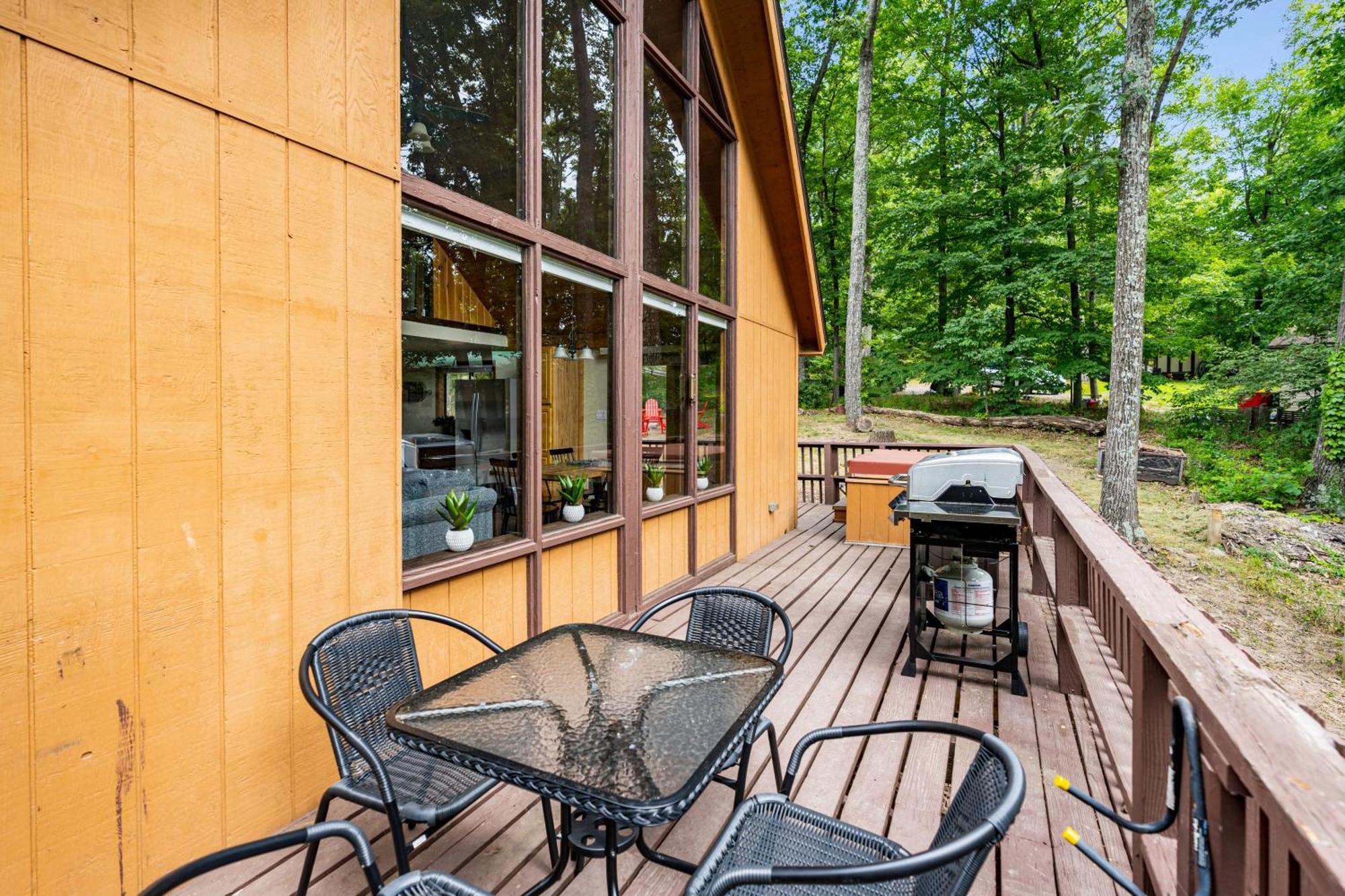 Quaint Loft Cabin W Hot Tub, Firepit, Deck & Grill Hedgesville Esterno foto